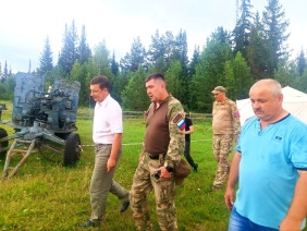В открытии смены в военно-патриотическом лагере принял участие первый заместитель председателя Законодательного Собрания Челябинской области Денис Моисеев.