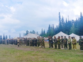 В открытии смены в военно-патриотическом лагере принял участие первый заместитель председателя Законодательного Собрания Челябинской области Денис Моисеев.