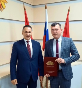 Депутат Олег Садовских вручил златоустовцам заслуженные награды от Законодательного Собрания Челябинской области.