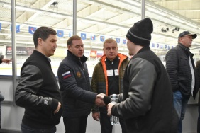 Председатель Законодательного Собрания Челябинской области Александр Лазарев побывал в Южноуральске на товарищеском матче команд «Трактор» и «Форэнерго»