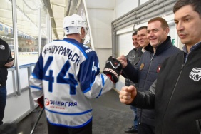 Председатель Законодательного Собрания Челябинской области Александр Лазарев побывал в Южноуральске на товарищеском матче команд «Трактор» и «Форэнерго»