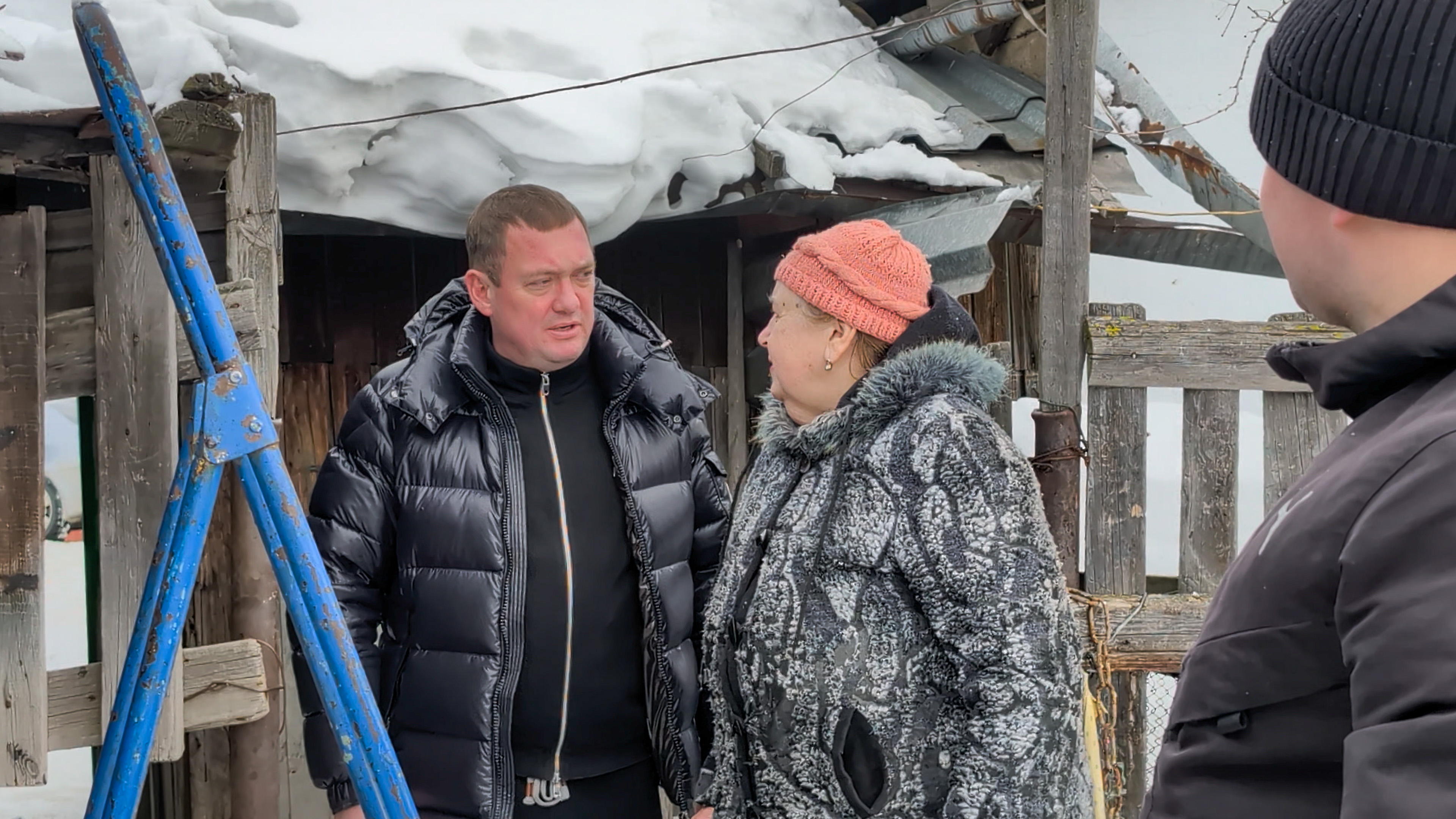 Заместитель председателя Законодательного Собрания Виталий Пашин и депутат Алексей Беседин оказали помощь жителям